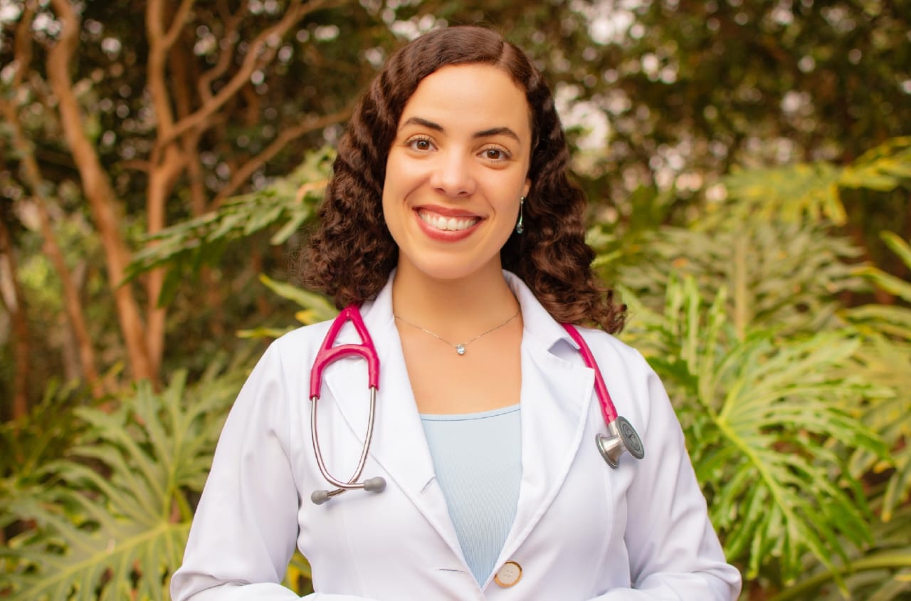Dra. Camila Camelier, médica especialista em Clínica Médica e Geriatria